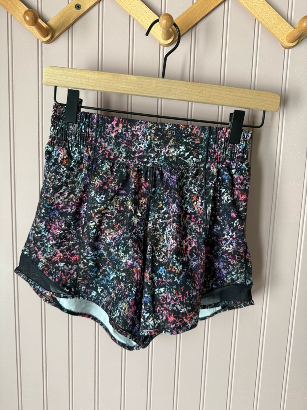 lululemon high rise hotty hot shorts size 4